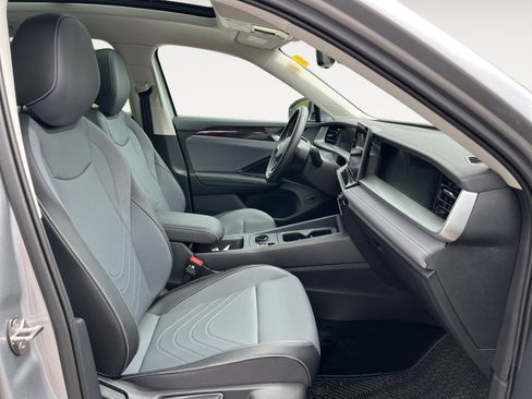 Certified 2025 Volkswagen Tiguan SE AWD/4WD image 18