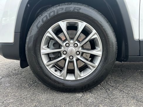 Used 2019 Jeep Cherokee Latitude Plus w/ Comfort/Convenience Group AWD/4WD image 12