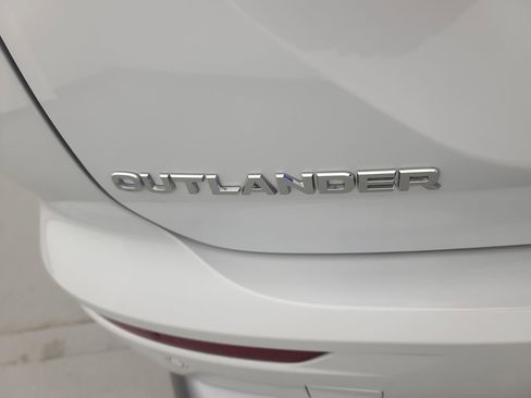 Used 2025 Mitsubishi Outlander SE image 11