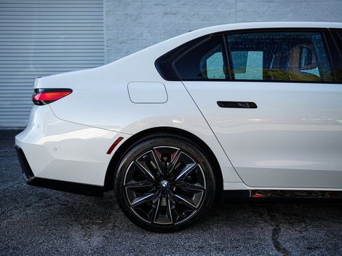 Used 2023 BMW 740i w/ Parking Assistance Package image 15