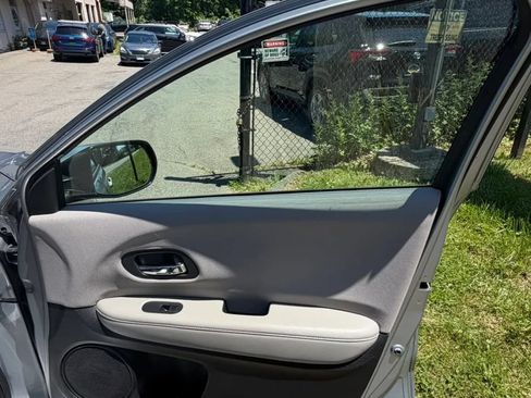 Used 2018 Honda HR-V LX image 12