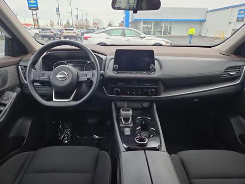 Used 2023 Nissan Rogue S image 18