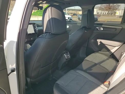 Used 2025 Volvo XC40 B5 Core image 31