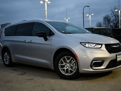 New 2026 Chrysler Pacifica Select