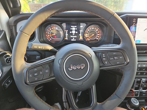 Used 2024 Jeep Gladiator Sport AWD/4WD image 4