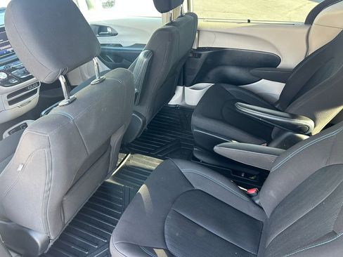 Used 2021 Chrysler Pacifica Touring image 31