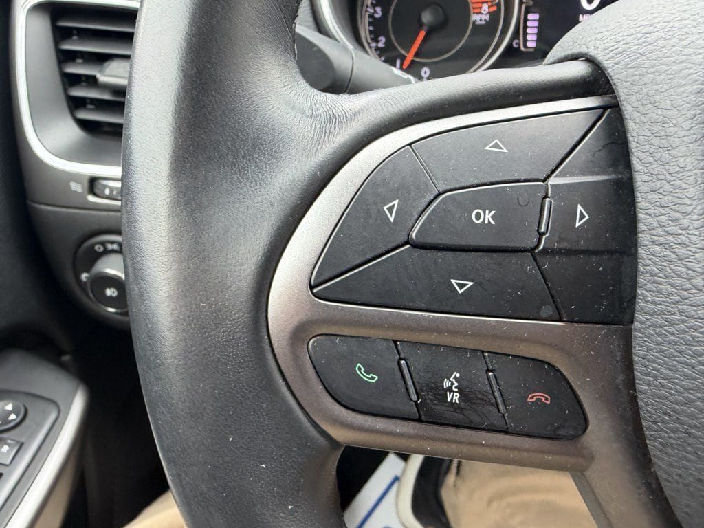 Used 2019 Jeep Cherokee Latitude Plus w/ Comfort/Convenience Group AWD/4WD image 19
