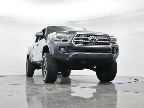 Used 2016 Toyota Tacoma TRD Sport image 31