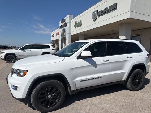 Used 2022 Jeep Grand Cherokee Laredo E image 2