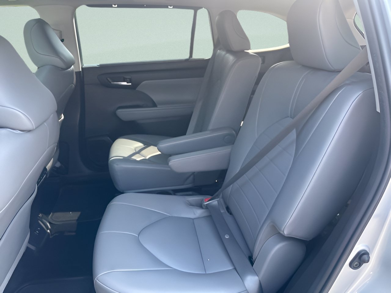 Used 2021 Toyota Highlander XLE AWD/4WD image 14