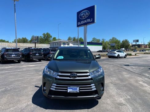 Used 2018 Toyota Highlander XLE AWD/4WD image 2