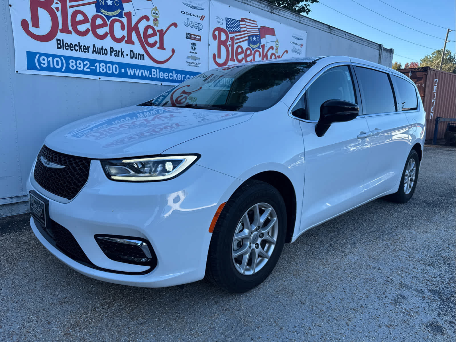 Used 2024 Chrysler Pacifica Touring-L FWD image 6