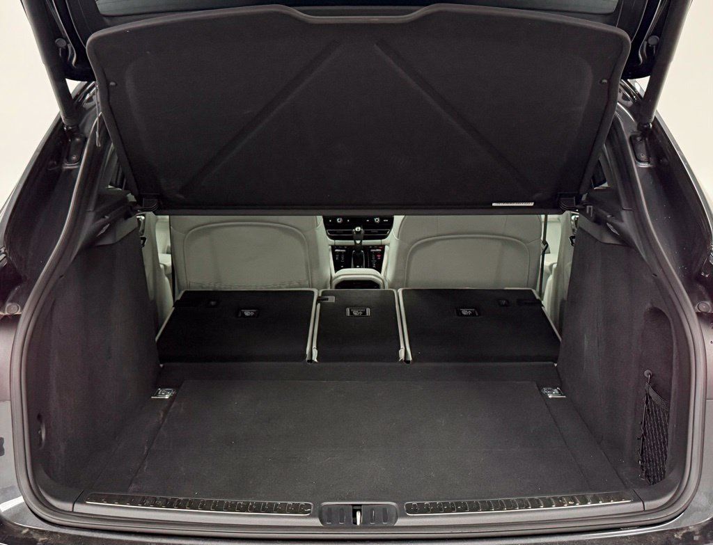 Used 2023 Porsche Macan AWD/4WD image 27