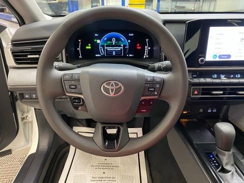 Used 2025 Toyota Camry LE w/ Convenience Package image 16
