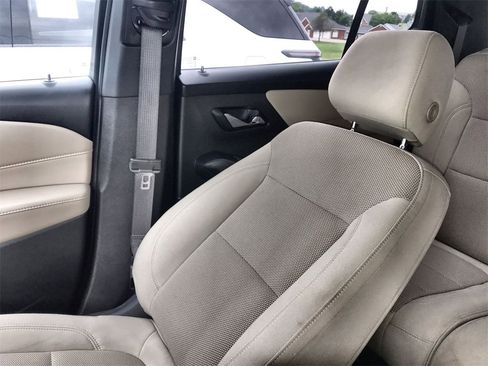 Used 2022 Chevrolet Traverse LS image 23