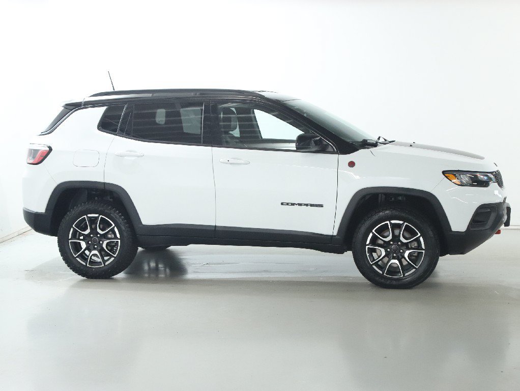 Used 2025 Jeep Compass Trailhawk AWD/4WD image 11