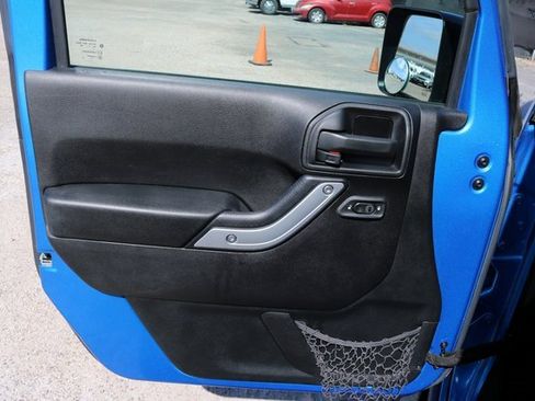 Used 2016 Jeep Wrangler Unlimited Rubicon w/ Connectivity Group image 10