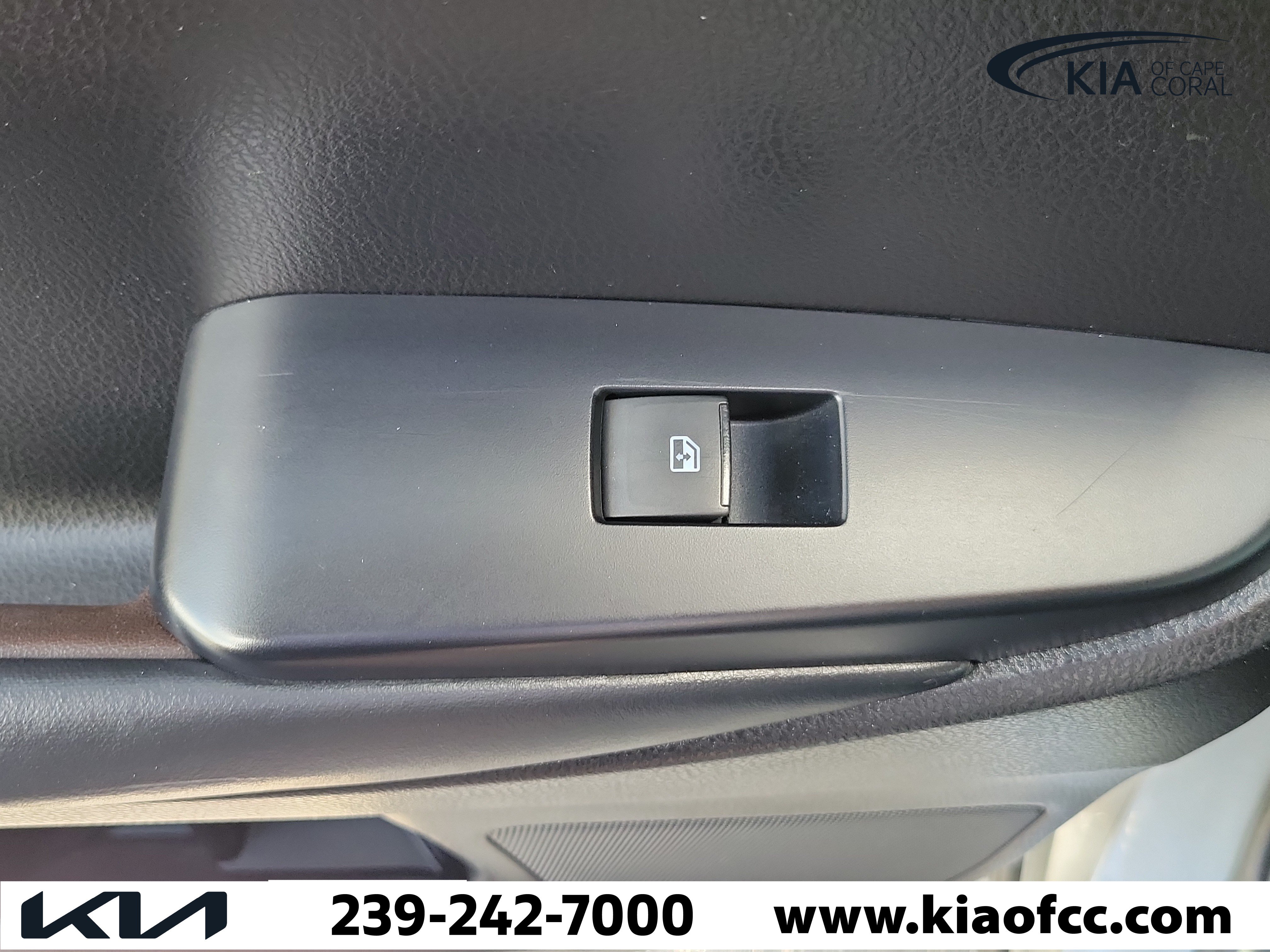 Used 2019 Toyota Highlander XLE FWD image 17