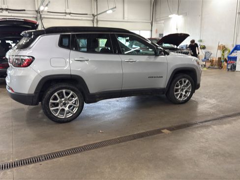 Used 2025 Jeep Compass Limited AWD/4WD image 4