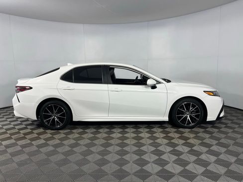 Used 2022 Toyota Camry SE image 5