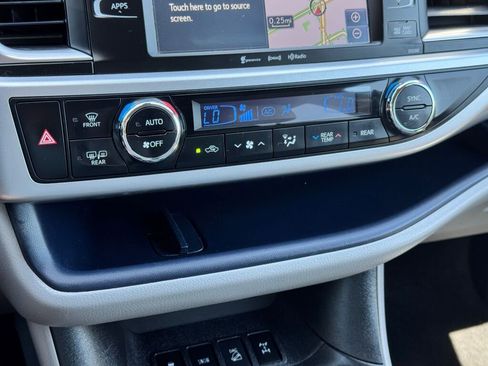 Used 2019 Toyota Highlander XLE AWD/4WD image 22