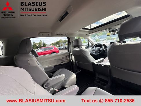 Used 2022 Toyota Sienna XLE AWD/4WD image 39
