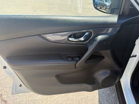 Used 2018 Nissan Rogue SV w/ Premium Package AWD/4WD image 9