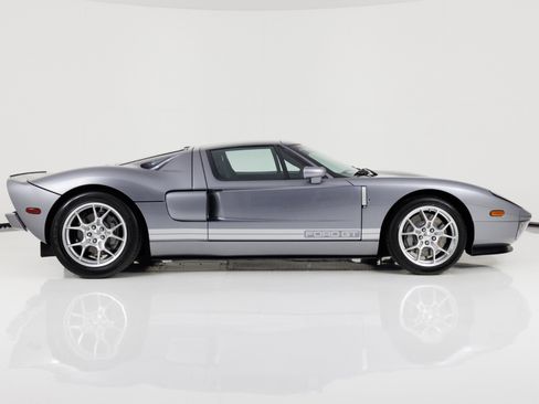 Used 2006 Ford GT RWD image 2