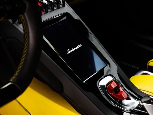 Used 2020 Lamborghini Huracan EVO RWD image 42