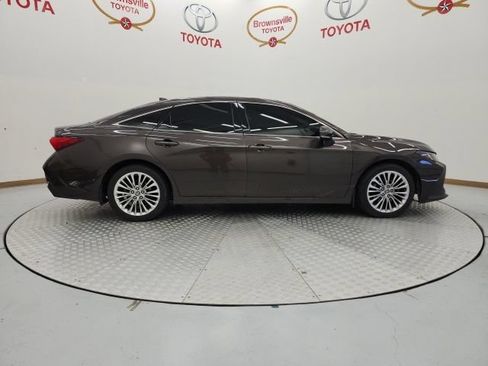 Used 2019 Toyota Avalon Limited FWD image 3