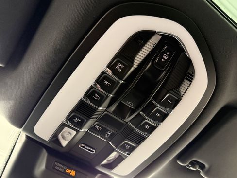 Certified 2025 Porsche Macan image 36