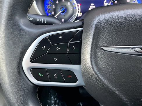 Used 2022 Chrysler Pacifica Touring-L image 10