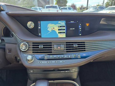 Used 2018 Lexus LS 500 w/ Accessory Package (Z2) image 24