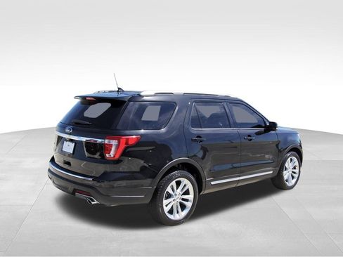 Used 2018 Ford Explorer XLT w/ Equipment Group 202A FWD image 4