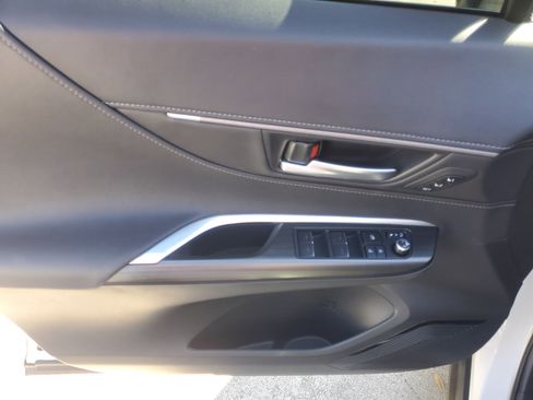 Used 2024 Toyota Venza XLE image 19