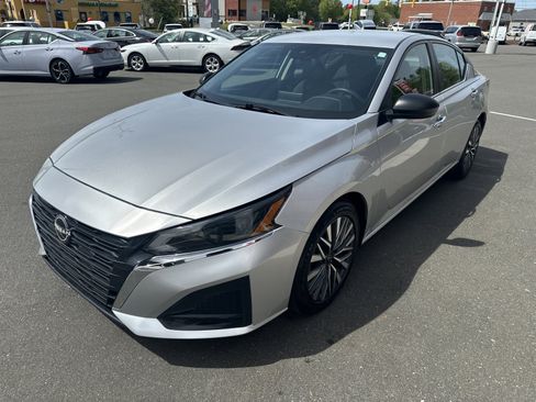 Used 2024 Nissan Altima 2.5 SV image 4