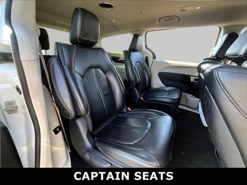 Used 2022 Chrysler Pacifica Touring-L w/ Uconnect Theater Family Group FWD image 5
