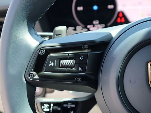 Certified 2025 Porsche 911 Carrera RWD image 32