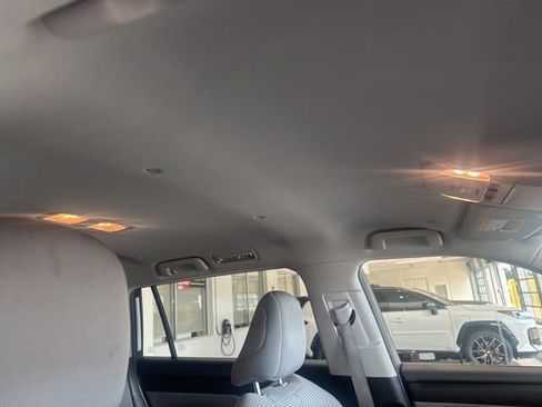 Used 2022 Toyota Highlander LE FWD image 9