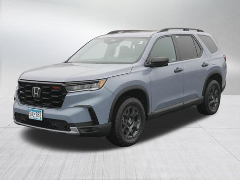 Certified 2025 Honda Pilot TrailSport image 3