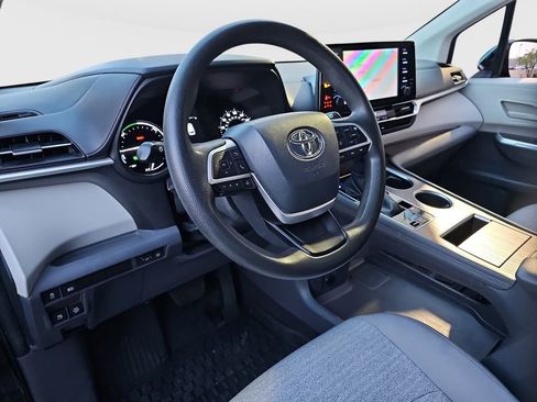 Certified 2021 Toyota Sienna LE FWD image 9