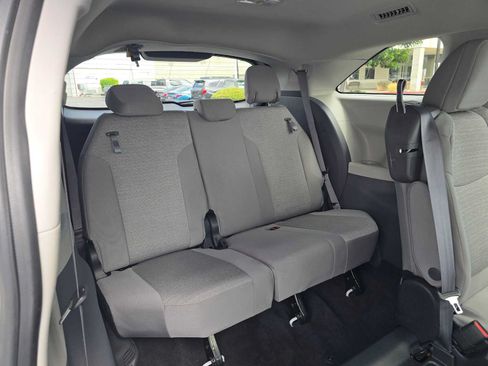 Used 2023 Toyota Sienna LE FWD image 13