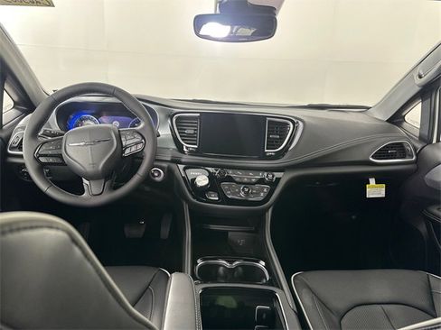 New 2026 Chrysler Pacifica Limited w/ S Appearance Package image 18