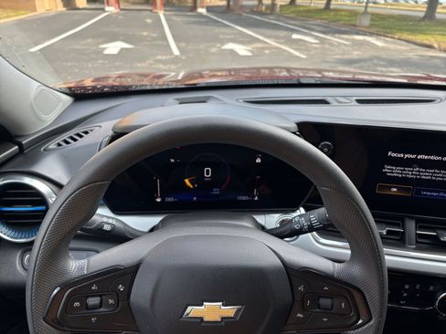 Used 2025 Chevrolet Trax LT image 28