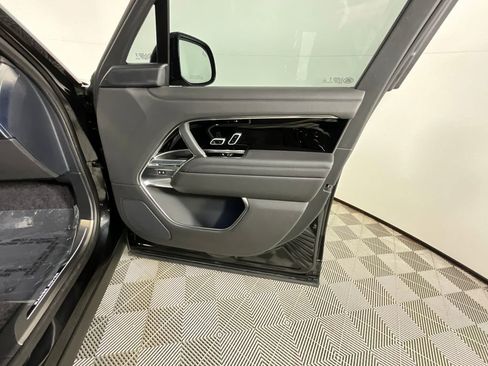 Certified 2025 Land Rover Range Rover SE image 21