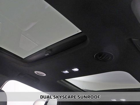 Used 2023 Chevrolet Traverse LT w/ LT Premium Package image 4