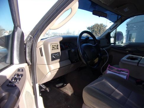 Used 2003 Ford F250 XLT image 2
