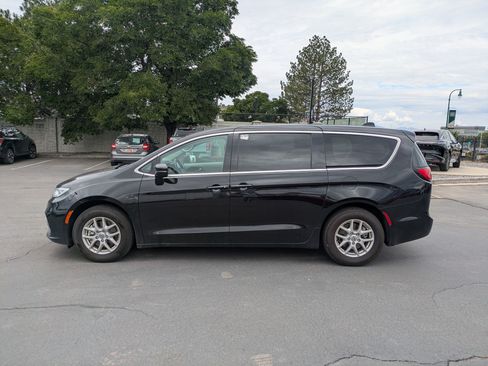 Used 2024 Chrysler Pacifica Touring-L FWD image 9