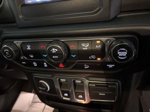 Used 2019 Jeep Wrangler Sport S image 11