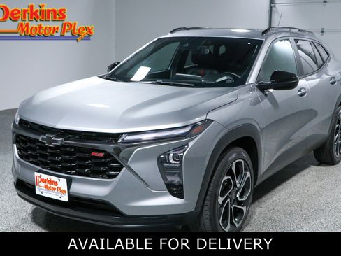 Used 2025 Chevrolet Trax RS w/ Sunroof Package FWD image 1